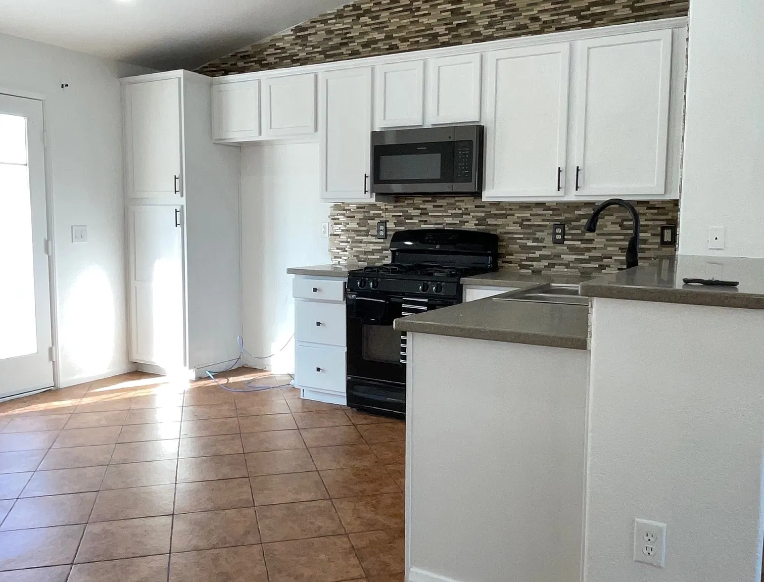 3 bed, 1250 sqft, $2,400 — Photo 2