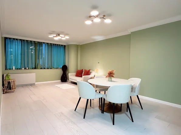 255 East 49th Street image 2 of 12