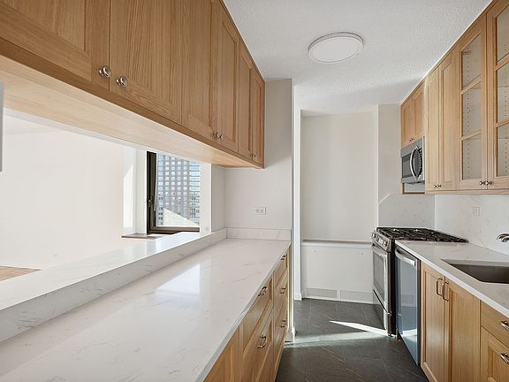2nd image of 531 Main St APT 1404