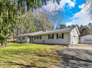 566 Wolverine Ln, Dixon, IL 61021