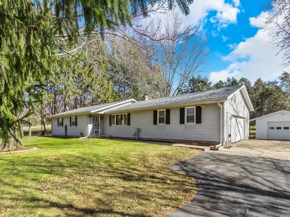 566 Wolverine Ln, Dixon, IL 61021