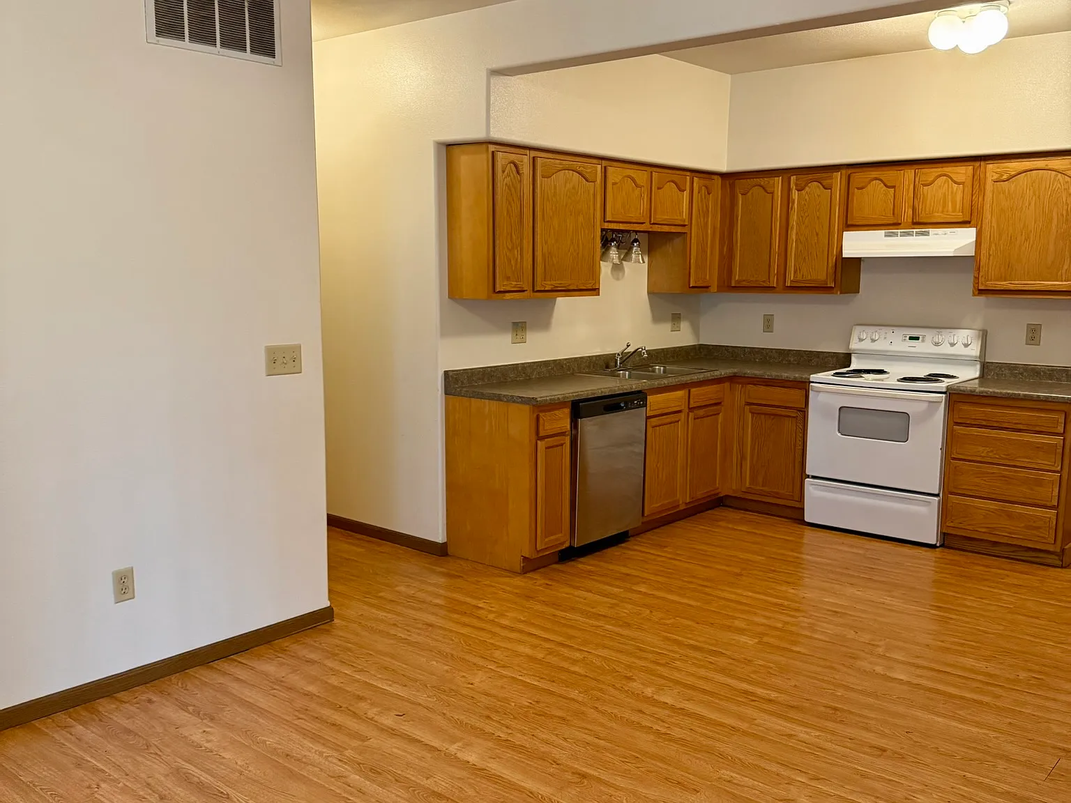 5 bed, $2,498 — Photo 4