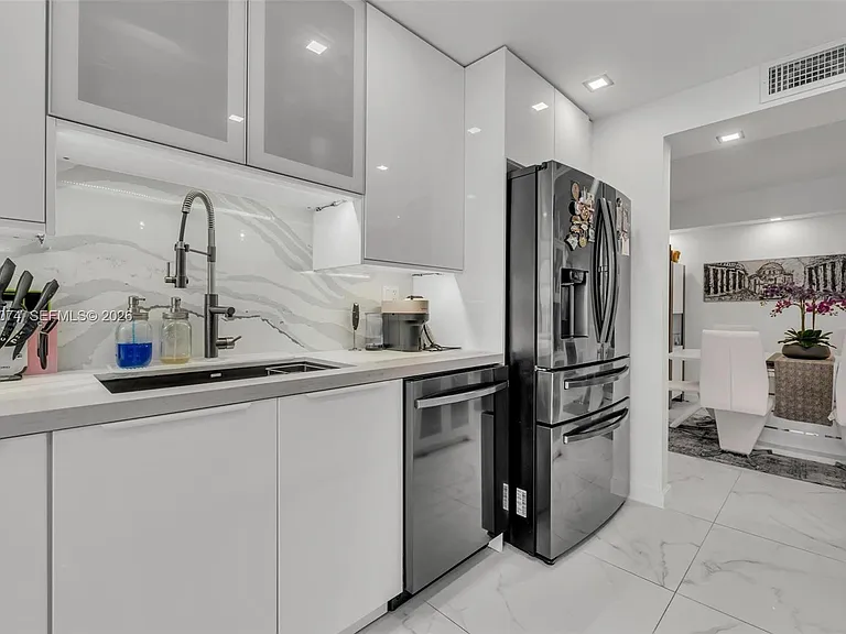 18071 Biscayne Blvd #901 — Photo 11