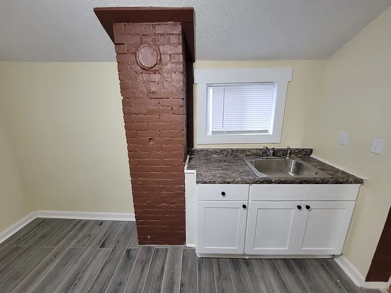 842 Congress Ave — Photo 14