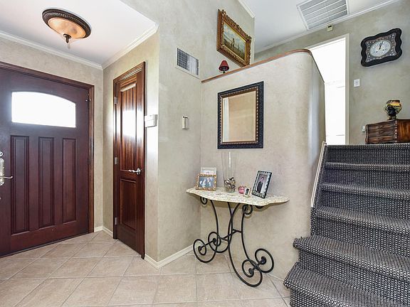 3rd image of 15 Avery Ln