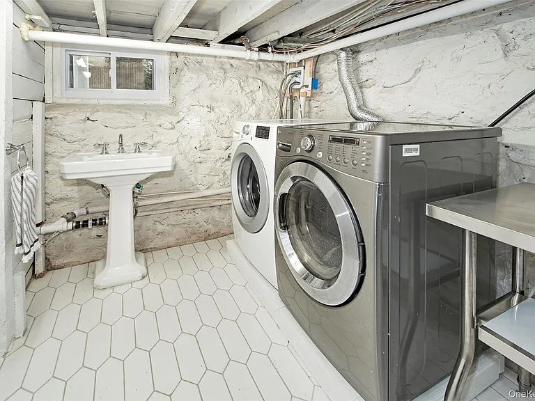 319 Oakland Beach Ave — Photo 21
