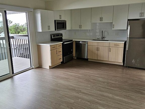 2nd image of 615 Stratford Ct APT 15