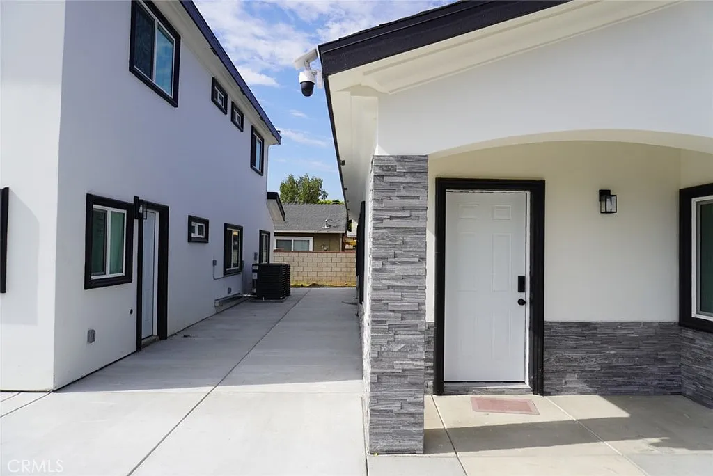 2 bed, 1050 sqft, $3,950 — Photo 2