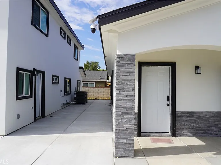 148 S Lark Ellen — Photo 2