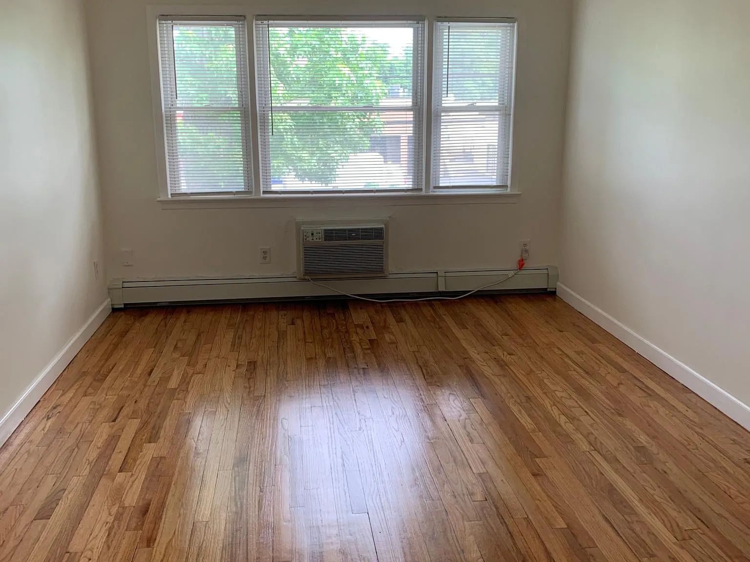 2 bed, 950 sqft, $2,100 — Photo 2