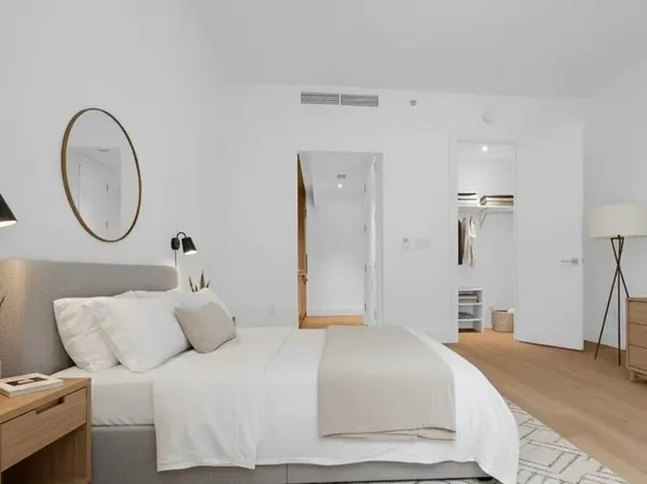 22-18 Jackson Avenue image 3 of 11