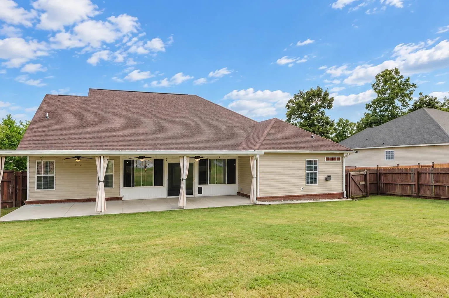 4 bed, 3.0 bath, 2388 sqft, $2,100 — Photo 2