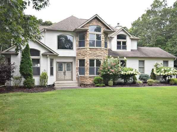 6 Patricia Lane, Manorville, NY 11949