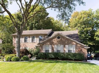 22059 Shadybrook Dr, Novi, MI 48375