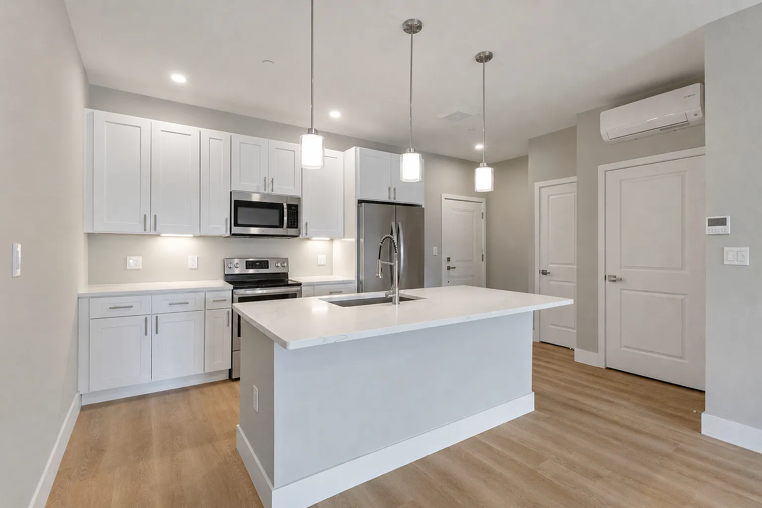 1 bed, 704 sqft, $3,030 — Photo 2