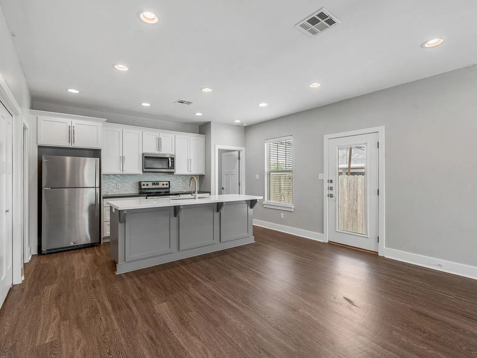 4 bed, 4.5 bath, 2000 sqft, $3,600 — Photo 2