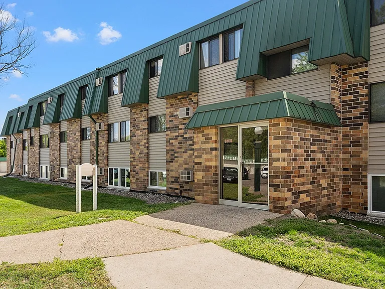 Cedar Square Apartments — Photo 22