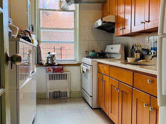5th image of 27-05 Parsons Blvd APT 6B