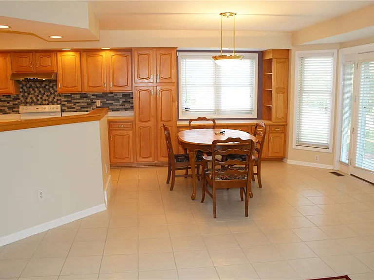121 Brittany Cir — Photo 10