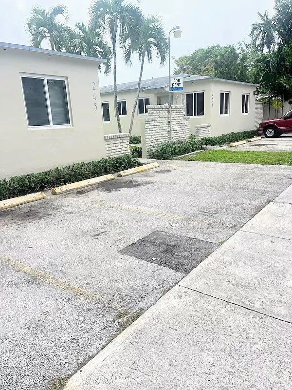 Court Palms Apartments LLC (251) - 4 — Photo 1
