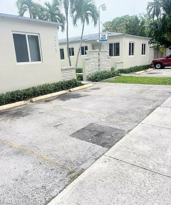 251 SW 18th Ct #4