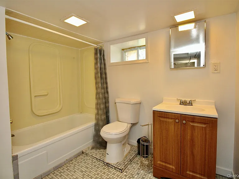 4 Schoolhouse Ln — Photo 7
