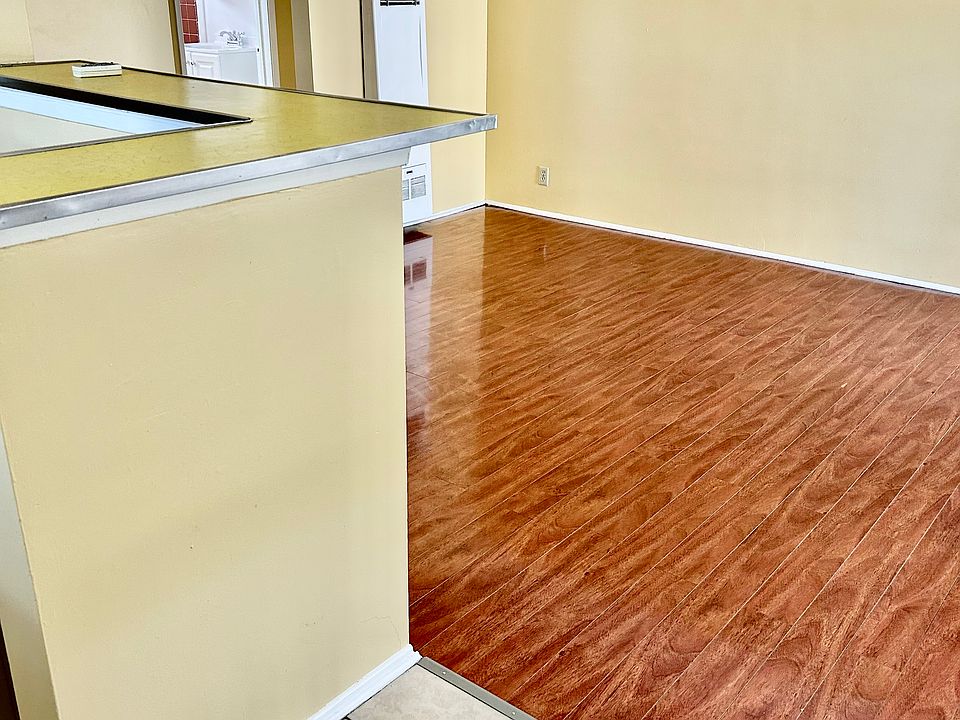 Living room/dining area