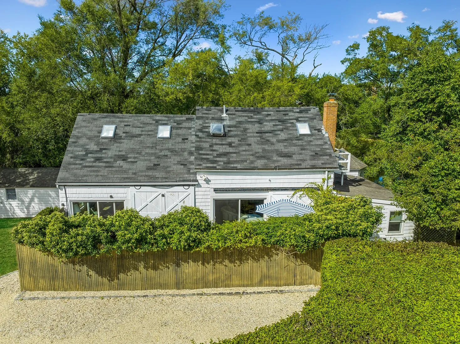 Renovated Carriage House On Pond With Shared Tennis Court! — Photo 4