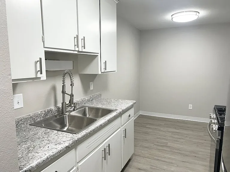 Richfield Square Apartments — Photo 7