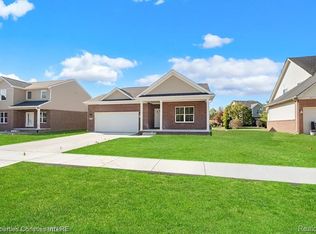 23150 Waterview Dr, New Boston, MI 48164