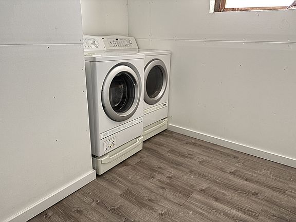 2nd image of 522 W Pershing Blvd