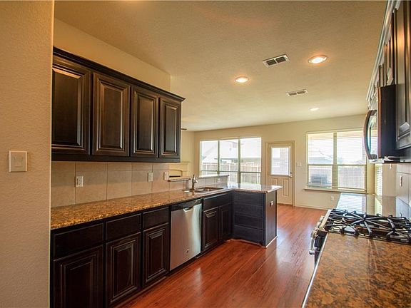 5th image of 2929 Maple Creek Dr