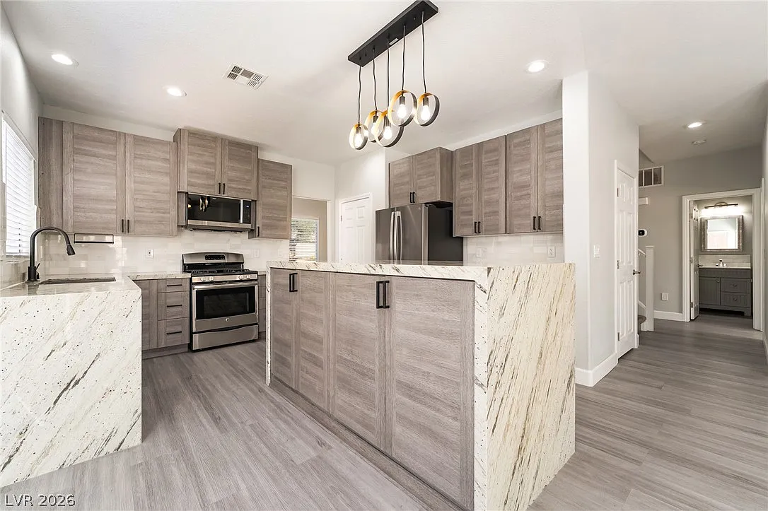 5 bed, 3.0 bath, 2214 sqft, $2,945 — Photo 2