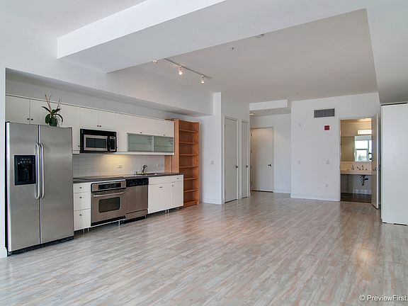 4th image of 350 W Ash St Unit 609