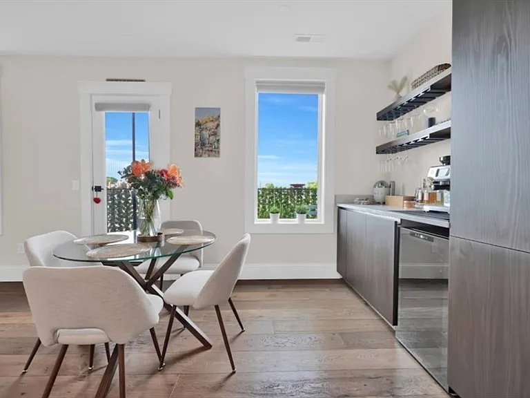 270 Paris St #7 — Photo 4