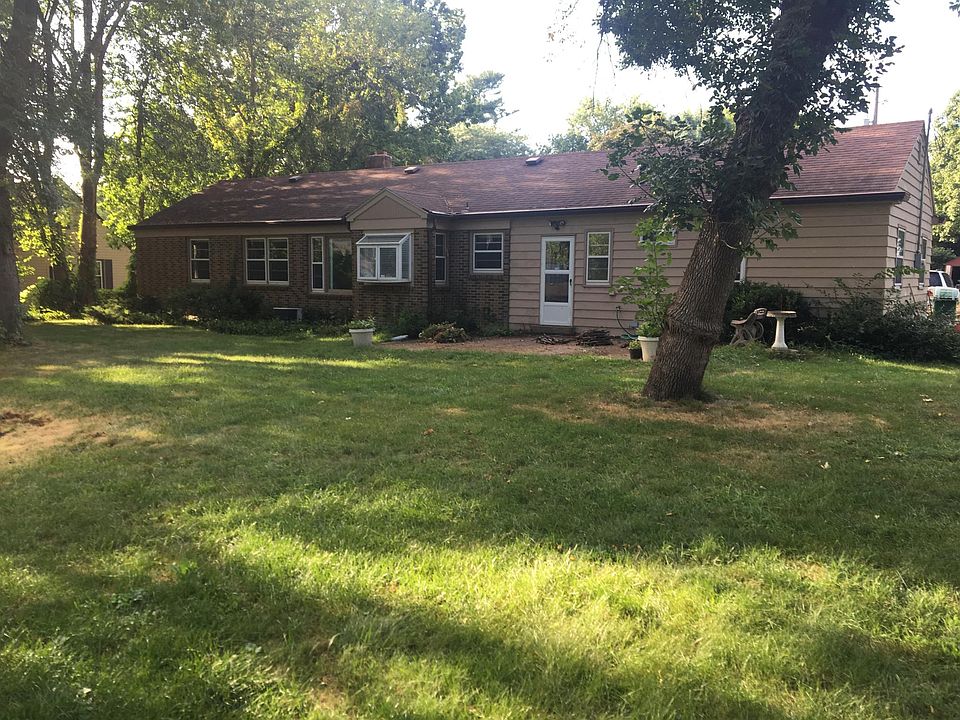 Back of house: kitchen, dining room, and master bedroom all look out to the yard.
