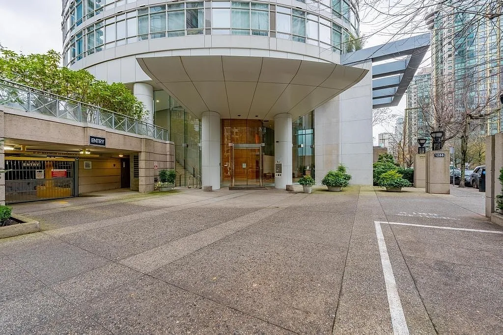 2 bed, 921 sqft, $3,700 — Photo 2