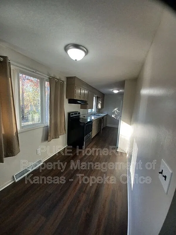 3 bed, 1.0 bath, 1140 sqft, $1,575 — Photo 3