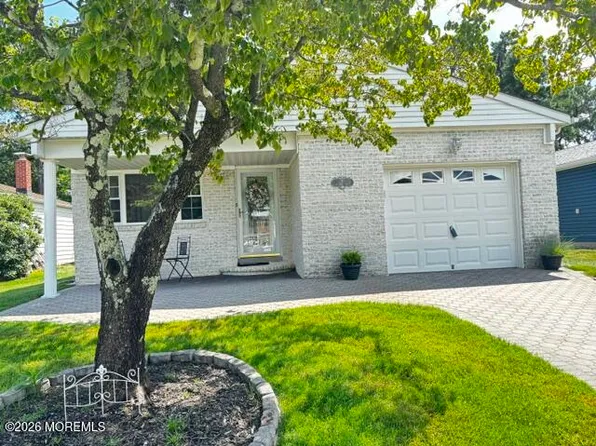 6 Kresson Court, Toms River, NJ 08757