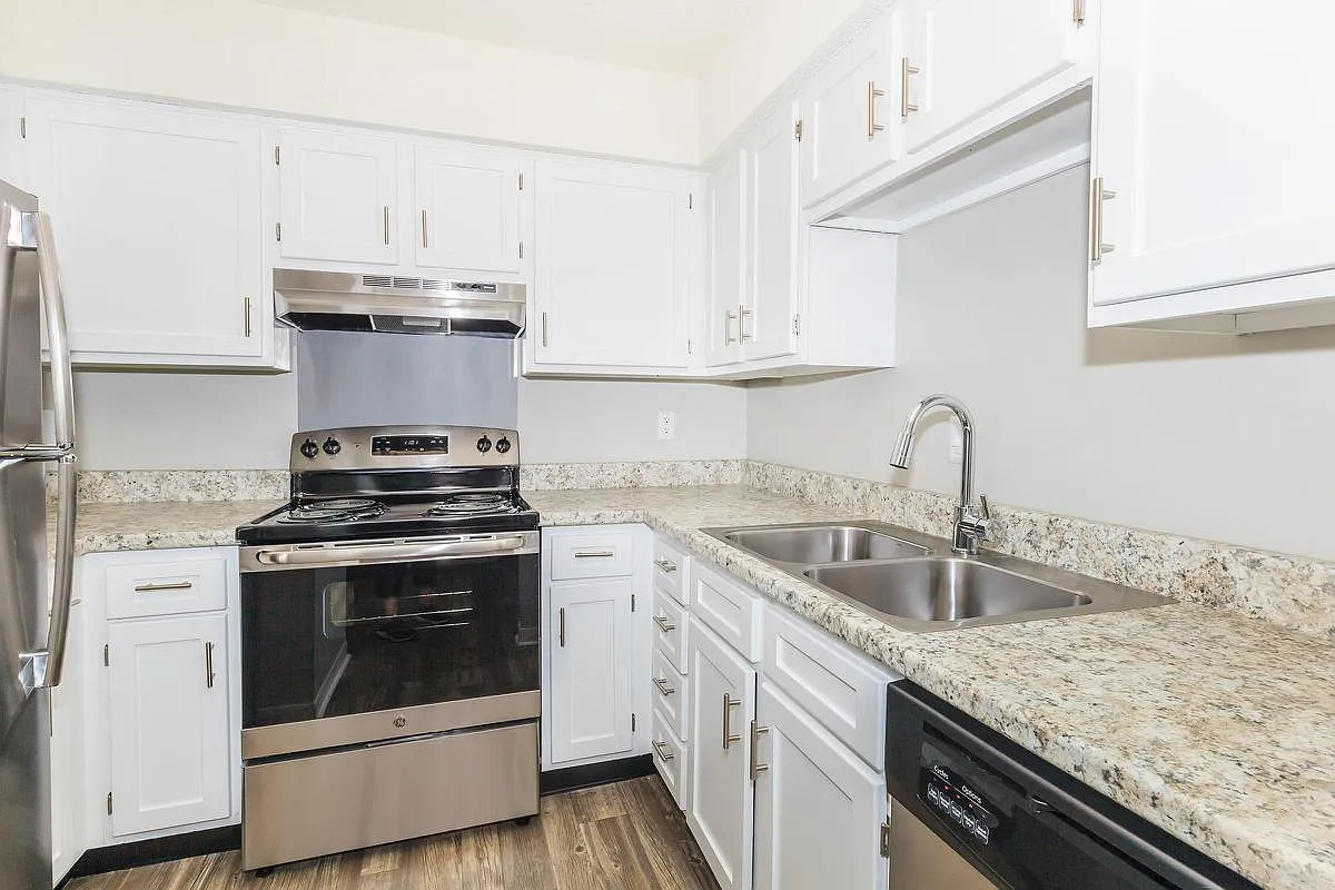 Hillhurst Apartments — Photo 2