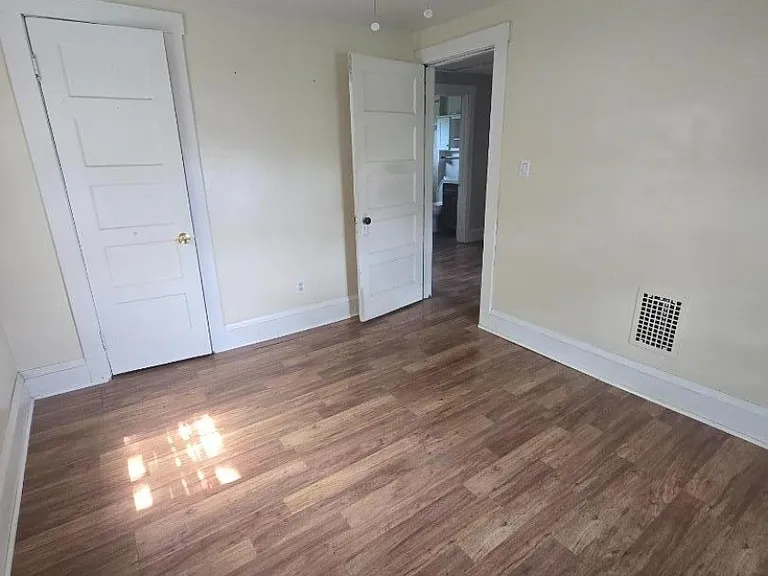 323 Irwin St — Photo 9