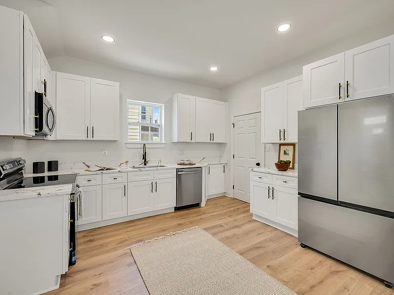 512 Bancroft Ave — Photo 16