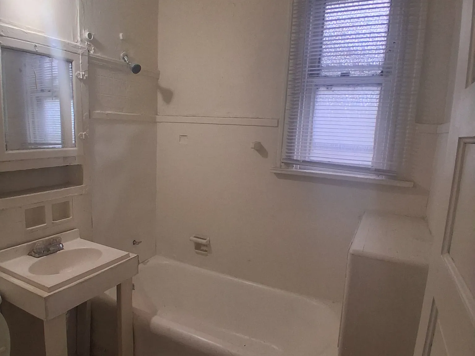 1231 - 1233 West Windlake Avenue - 1233A — Photo 2