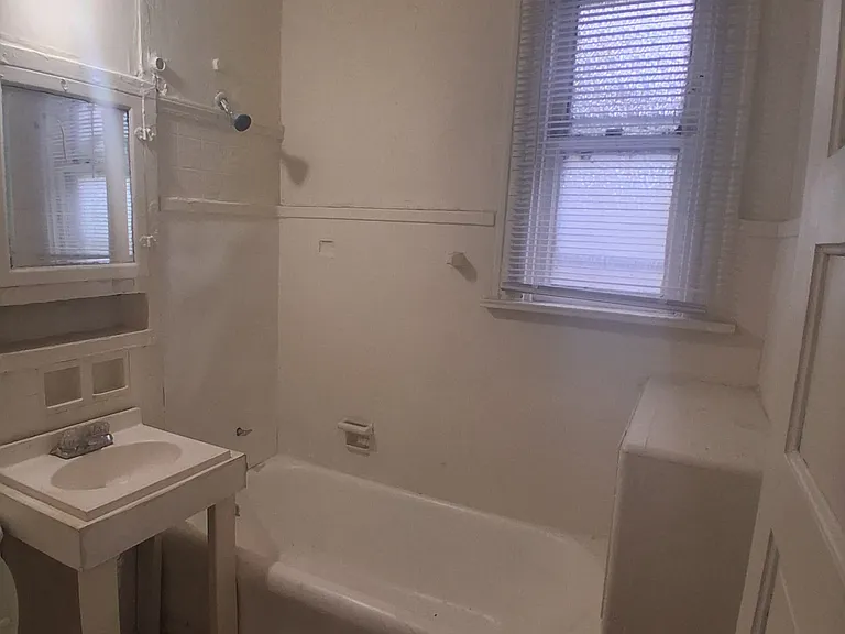 1233A W Windlake Ave — Photo 2