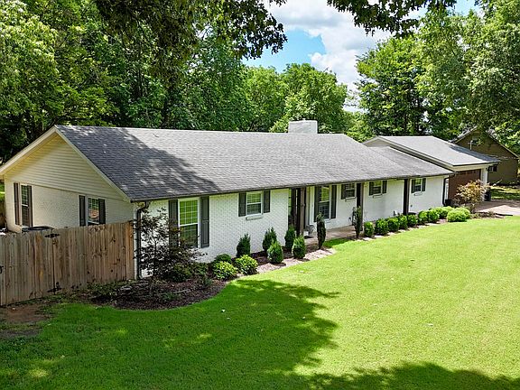 2nd image of 1502 Laura Ln