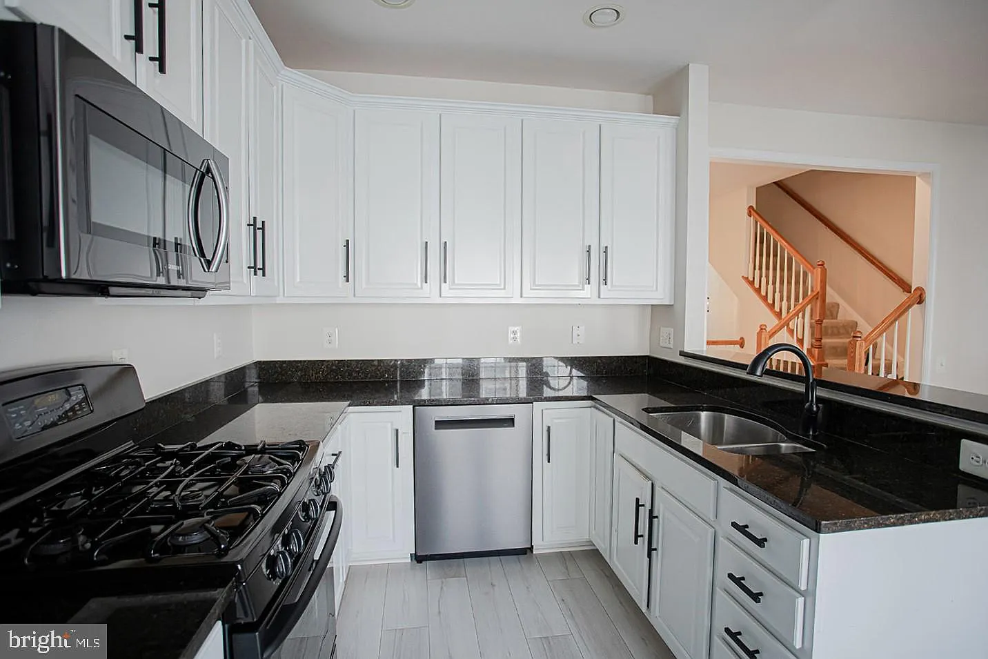 3 bed, 4.0 bath, 2027 sqft, $3,200 — Photo 3