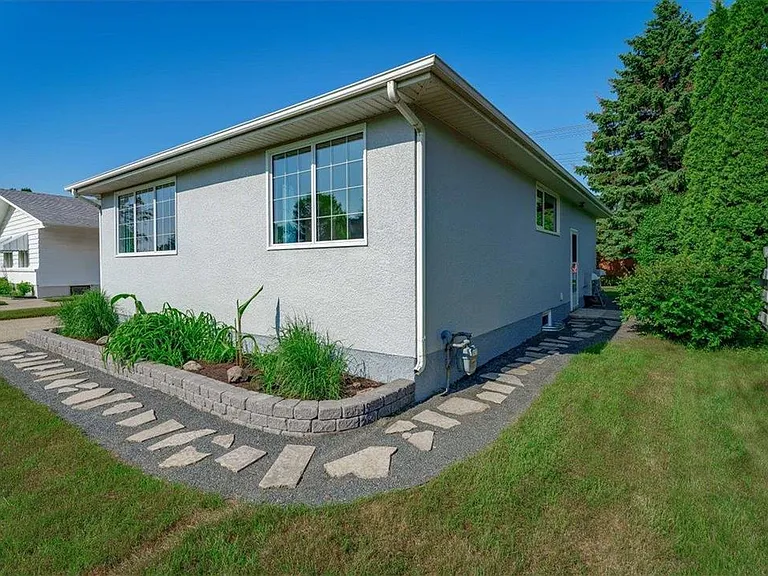15 Lomond Blvd #15 — Photo 2