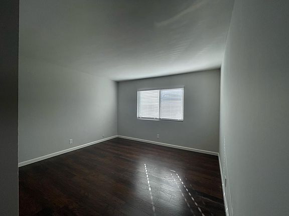 4th image of 14401 Hartsook St #304