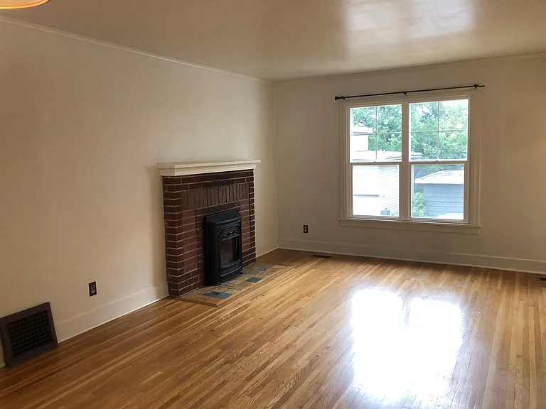 1030 NE Duncan Ln — Photo 3