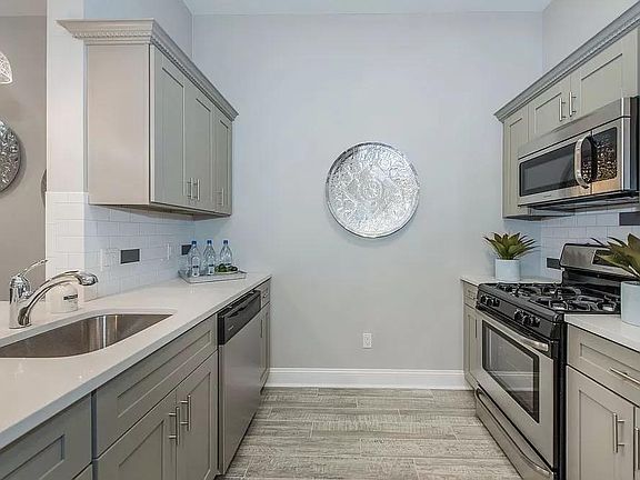 4th image of 740 Park Ave #2BRFREE